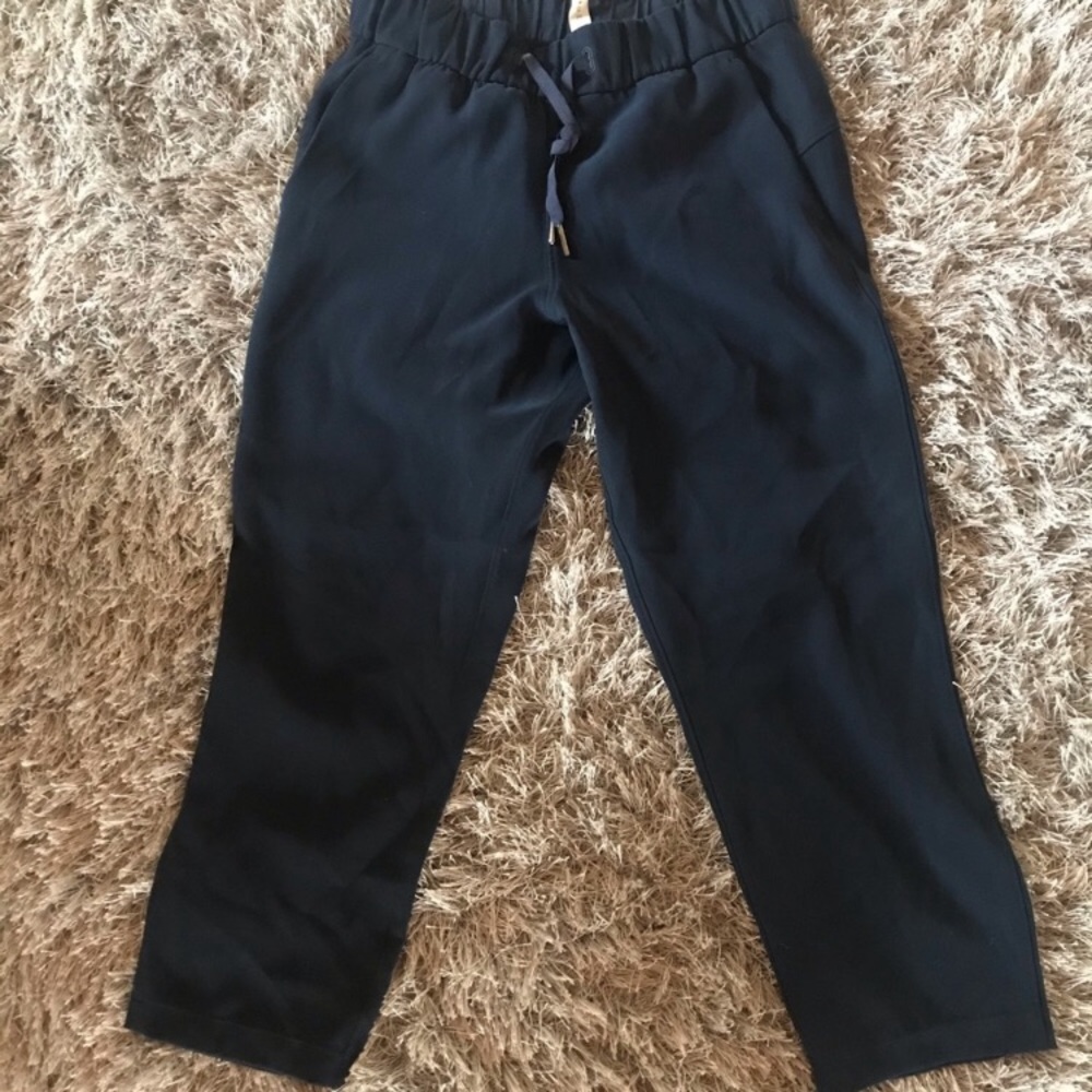 Lululemon on the fly crop, size 4🍋